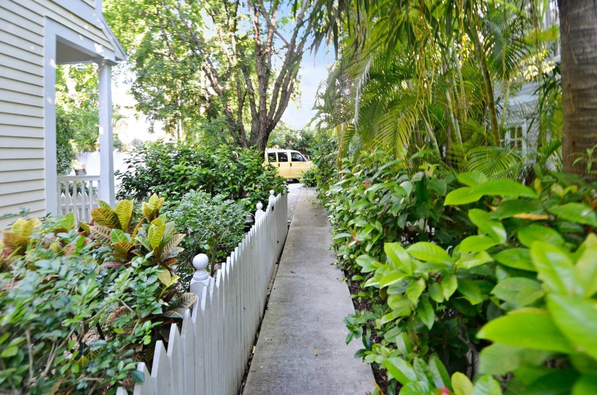 Artist Garden By Avantstay Great Location W Balcony Outdoor Dining Shared Pool Bbq Week Long Stays Key West Exteriör bild